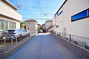 アプローチ部分が隣り合った土地形状には開放感がありますね。道路からも目が届くので防犯面でも安心です。