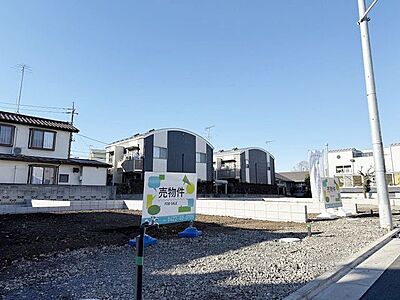 外観：設備現地は建蔽率40％・容積率80％の低層住居エリア。建物の間隔にゆとりがあり、開放感のある住環境です。