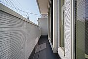 陽あたりがよく、心地よい風が吹き込むバルコニー。洗濯物だけでなく、お布団もふっかふかです。