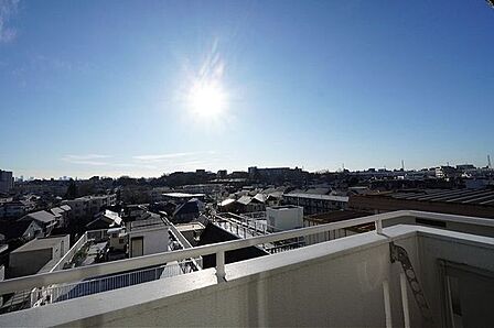バルコニーから眺める広い空。周辺は低層の住宅が多く開放感に恵まれています。