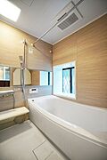 浴室にも明るい自然光が入ってきます。昼間の入浴も気持ちよさそうですね。