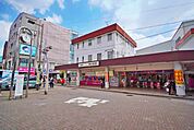 明大前駅(京王線・京王井の頭線) 徒歩10分。特急停車駅かつ京王線と井の頭線の2路線が利用できるため都心へのアクセスが大変便利。新宿と渋谷駅は最短7分で行くことができます。学生街のため活発な雰囲気が…