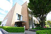 武蔵野市立中央図書館 徒歩9分。 680m