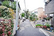 周辺は第一種低層住居エリアの落ち着いた住宅地。低層住宅が多く空が広く見渡せる開放感のある住環境です。