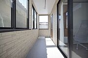 陽当たりの良いバルコニー（サンルーム）。たくさんの洗濯物を干しても一気に乾きそうですね。