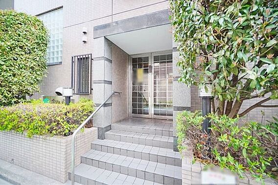 すれ違う居住者...