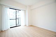 大きな窓の向こうは広々バルコニー！陽当たりのよい部屋で一年中気持ちよく過ごせます。