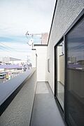 陽あたりがよく、心地よい風が吹き込むバルコニー。洗濯物だけでなく、お布団もふっかふかです。