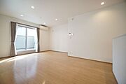 大きな窓から差し込む陽の光がリビングいっぱいに広がり、明るく居心地のよい空間を演出してくれます。