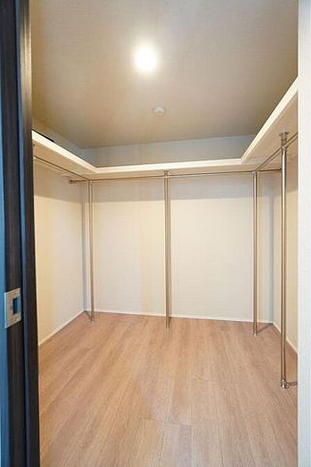 お持ちの服を一目で確認できるウォークインクローゼット。気分に合わせた洋服や小物を直感で選べますね。