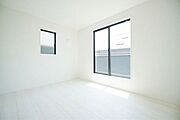 陽当たりの良い2階の洋室。陽当たりと風通しに恵まれた気持ちいいお部屋です！