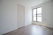 大きな窓から差し込む朝の光は、柔らかなカーテン越しに部屋の隅々まで行き渡り、心地よい目覚めを約束してくれます。