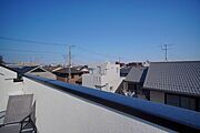 高い建物が見当たらない景色は低層住宅地ならでは！遮るもののない広い空が広がります。