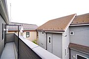 低層の住宅が多いエリアですので、窓からの景色もスッキリと開放的ですね。
