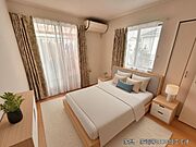 大きな窓から差し込む朝の光は、柔らかなカーテン越しに部屋の隅々まで行き渡り、心地よい目覚めを約束してくれます。