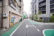 道路幅が広く、街灯も整備された明るい前面道路。夜間でも女性やお子様が安心して通行できます。