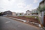 中野区上鷺宮3丁目の全5区画の分譲地。西武池袋線『中村橋』駅まで徒歩9分、利便性のよい立地です。