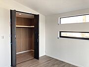 明るい洋室。外からの目線が気にならず、リラックスできるお部屋です。