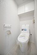 清潔感があり、お掃除がしやすいトイレです。必要最低限の収納スペースも付いています。