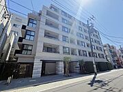 西荻窪の街並みに調和しつつも存在感のあるこの佇まい。