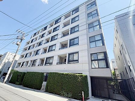 西荻窪の街並みに調和しつつも存在感のあるこの佇まい。外観も非常に高級感がございますね♪♪