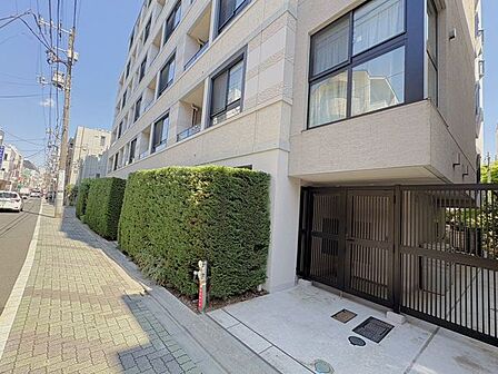エレベーターレスの生活もできるお部屋です。駅に行くのも、目の前のまいばすけっとに行くのも非常階段で楽々。