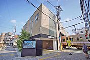 久我山駅(京王 井の頭線) 徒歩14分。急行停車駅で便利な久我山駅。あまり大きく開けていない駅が多い井の頭線ですが、久我山駅前はサミットなど大きなスーパーも有り生活しやすいです。南北に伸びる商店街が…