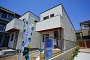 東側が隣地通路になっていて開放感のある外観です。陽あたりと開放感のよさは見逃せないポイントですね！