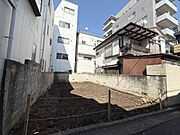 南側からの陽光が差し込む明るい区画。平坦な更地のため、建築プランもスムーズに立てられます。