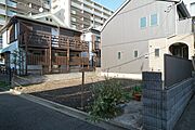 南側に通路が入っている開放的な立地。隣接地の状況が土地にプラスの価値を与える理想的な物件です。