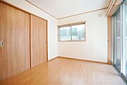 2方向から光が入る明るい洋室。外からの目線が気にならず、リラックスできるお部屋です。