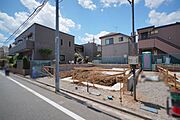 車通りが少ない幅5.3mの前面道路。小さなお子様がいらっしゃるご家庭にも安心の住環境です。