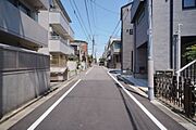 前面道路は幅員5.4ｍ。一般的な道路より道幅が広いので、車のすれ違いや車庫入れも慌てずにできますね。