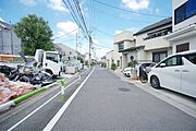 道路幅が広く、街灯も整備された明るい前面道路。夜間でも女性やお子様が安心して通行できます。