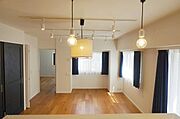 大型家具を置いても圧迫感なしの15.5帖。憧れのL字ソファーでリビングはみんなの憩いの場に変身？！同じ空間にいながら、読書や勉強。動画鑑賞に料理など、思い思いの過ごし方をできますね。
