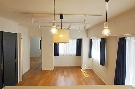 大型家具を置いても圧迫感なしの15.5帖。憧れのL字ソファーでリビングはみんなの憩いの場に変身?!同じ空間にいながら、読書や勉強。動画鑑賞に料理など、思い思いの過ごし方をできますね。