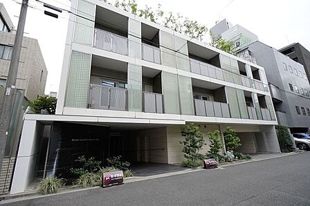 光を反射するガラス手摺りが印象的な佇まい。スタイリッシュで存在感のあるデザインです。
