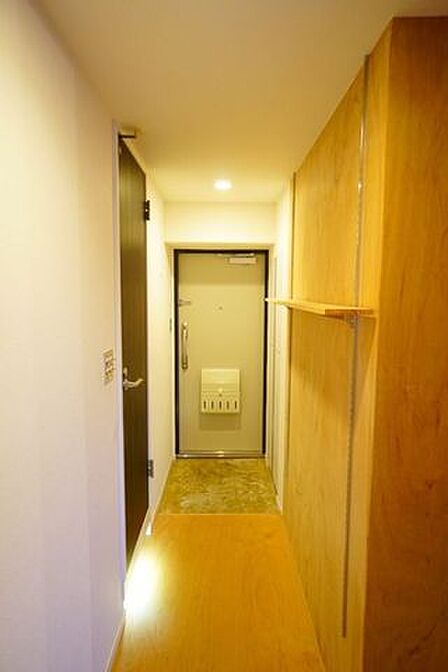 玄関は靴収納に加えて廊下に稼働棚スペースを確保。トイレ扉 下部の間接照明も空間を素敵に演出しています。