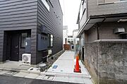 道路からの目線が気にならない敷地延長の土地。プライバシーが守られ、予算も抑えられるお勧めの立地です。