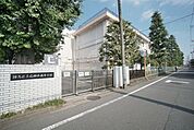 徒歩12分。練馬区立石神井西中学校、東京都の公立中学校の中では生徒数が上位5%に入る大規模校です。 930m