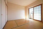 LDKの続き間として使える6帖のスペースです。洋室変更やLDKと一体にして約18.2帖の大空間としてもお使いいただけます。（要費用）