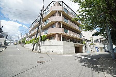 シンプルながらもしっかりとした外観は長く住む上での安心感をもたらしてくれます。