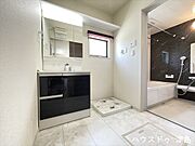 収納がたっぷりの洗面化粧台。洗面ボウル右側は段差があるので濡れたものの水切りがしやすいです。引き出し収納はタオルや化粧品を置くのに便利ですね。
