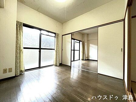 テラスに面した南側洋室はで明るく快適な居室となっています。窓が大きいので解放感を感じていただけます。和室と続き間になっています。