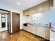 壁付けキッチンは家事が捗ります。窓が付いているから心地よい自然光を感じながら家事ができます。廊下側からも出入りができ、慌ただしい時間には家事が手早くこなせる間取りとなっています。