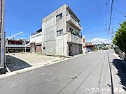 東側公道幅約5.5ｍ。間口6.9ｍ。車1台が余裕を持って通れる道幅で、交通量が少なく安心して駐車できます。