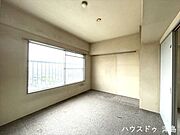 6.1帖洋室。ベッドを置いてもゆとりのあるお部屋。夏場は窓を開けて北風を家の中に取り込む事ができ、家中涼しく冷房がなくても快適なお家を保てます♪