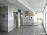 その他：14階建てマンションのためエレベーターが設置されています。買い物後の荷物を運ぶ際にはとても助かります。忙しい時間帯も二基あり安心です。