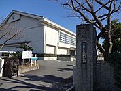 北河田小学校＜学校教育目標＞生きる力を高め、夢をもち、10年後、20年後に社会貢献できる児童を育成する。  ＜校訓＞「さと（聡）く　やさしく　たくましく」 1430m