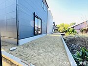 建物の北側のお庭です。1階5帖洋室から出入りできます。倉庫を設置して、工具やタイヤなどを収納するのもいいですね。